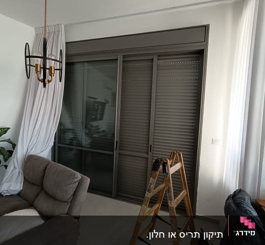 תריסים סגורים עם סולם בחדר מגורים